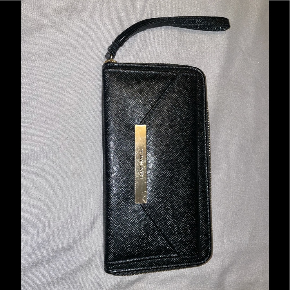 🎄TAHARI Wristlet
